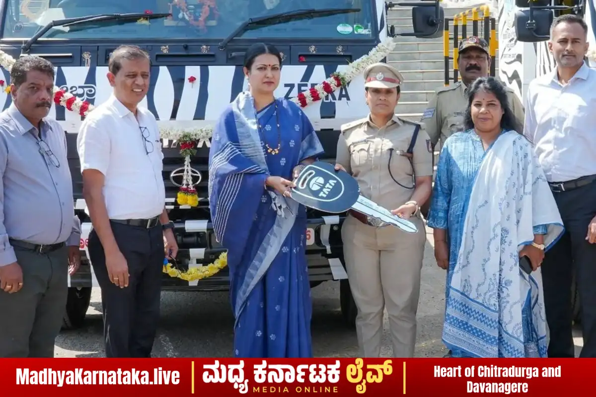 MP Dr. Prabha Mallikarjun flagging off the new Zebra Towing Vehicles (ಜೀಬ್ರಾ ಟೋಯಿಂಗ್ ವಾಹನ) in Davanagere.