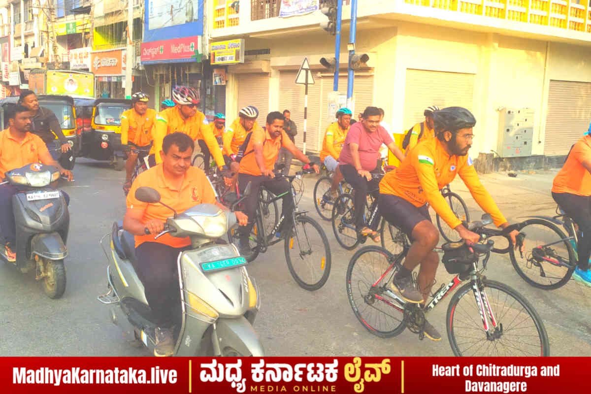 ಹರೆಯದ ಉತ್ಸಾಹಕ್ಕೆ ಸವಾಲು ಹಾಕುವ ‘ಸೈನಿಕ’ ಸೈಕಲ್ ಯಾತ್ರೆ: ಸ್ವದೇಶಿ ಮಂತ್ರದೊಂದಿಗೆ ಕೋಟೆನಾಡಿಗೆ 60 ದಾಟಿದ ವೀರರ ಆಗಮನ!