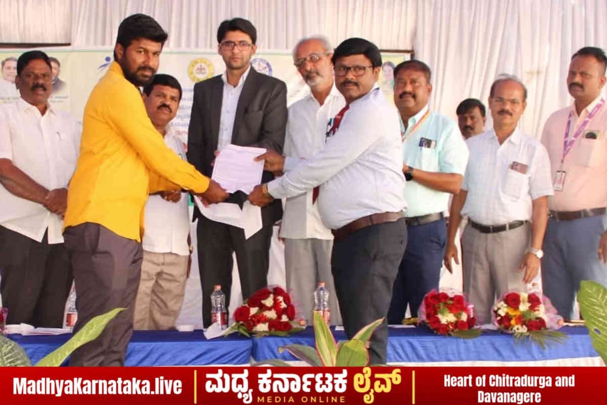 ಚಿತ್ರದುರ್ಗ ಉದ್ಯೋಗ ಮೇಳ: 6,000ಕ್ಕೂ ಹೆಚ್ಚು ಅಭ್ಯರ್ಥಿಗಳು, ₹80,000 ಸಂಬಳ ಪಡೆಯುತ್ತಿರುವ ಯುವಕನ ಸ್ಪೂರ್ತಿದಾಯಕ ಕಥೆ