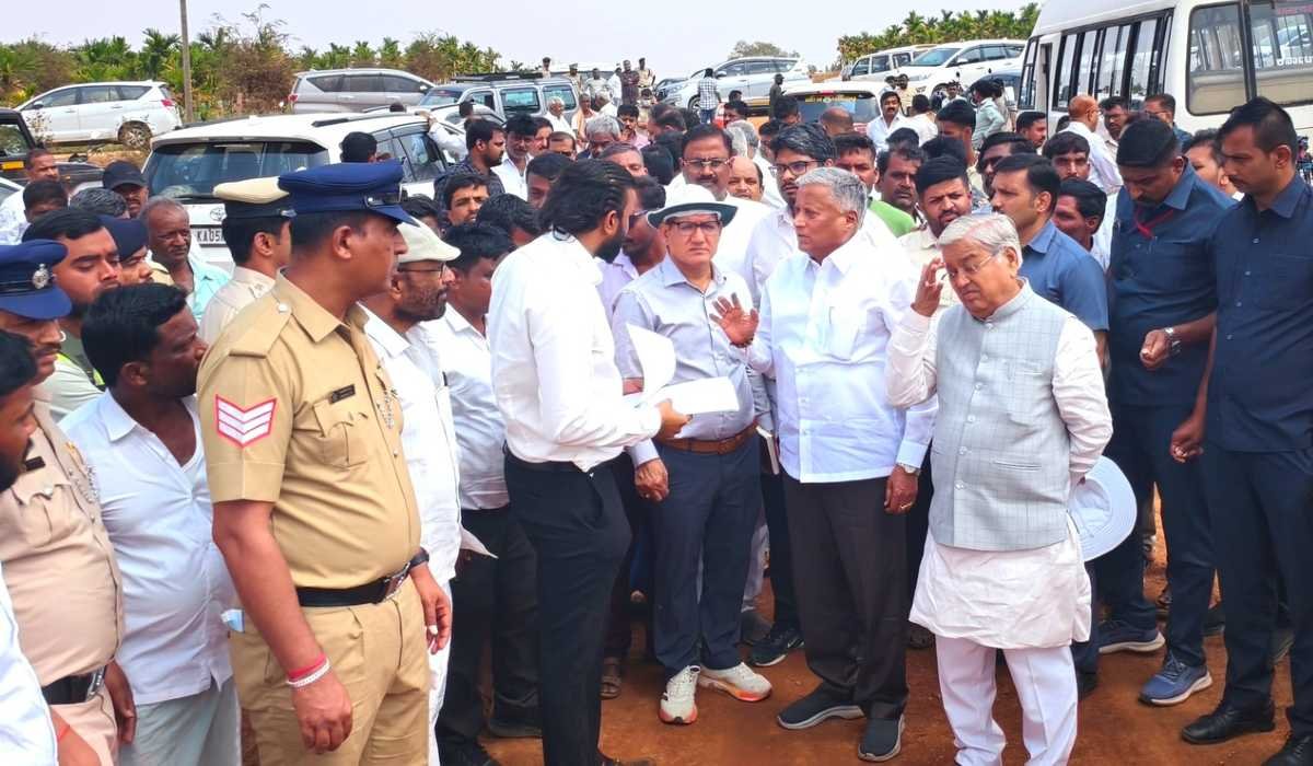 2027ರ ಜೂನ್ ಅಂತ್ಯಕ್ಕೆ ದಾವಣಗೆರೆ-ಚಿತ್ರದುರ್ಗ ನೇರ ರೈಲ್ವೇ ಮಾರ್ಗ ಪೂರ್ಣ: ಕಾಮಗಾರಿ ಚುರುಕುಗೊಳಿಸಲು ಗುತ್ತಿಗೆದಾರರಿಗೆ ಕೇಂದ್ರ ಸಚಿವ ವಿ.ಸೋಮಣ್ಣ ತಾಕೀತು