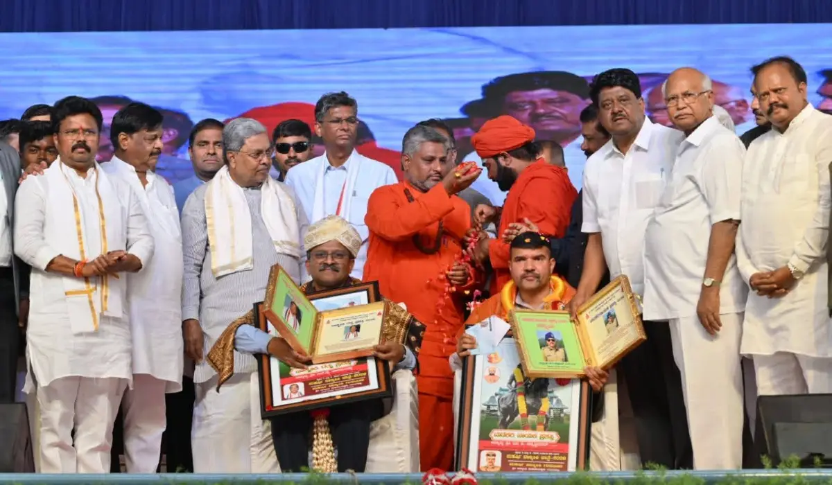 ಡಿ.ಐ.ಜಿ ರವಿ ಡಿ. ಚನ್ನಣ್ಣನವರ್ಗೆ ‘ಮದಕರಿ ನಾಯಕ’ ಪ್ರಶಸ್ತಿ ಗರಿ: ವಾಲ್ಮೀಕಿ ಜಾತ್ರೆಯಲ್ಲಿ ಅದ್ದೂರಿ ಸನ್ಮಾನ