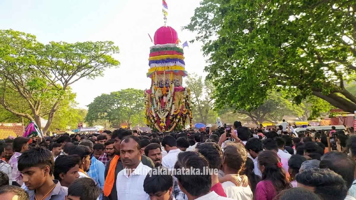 ಕೊಡದಗುಡ್ಡ ವೀರಭದ್ರೇಶ್ವರ ರಥೋತ್ಸವ ಸಡಗರ: 9 ಲಕ್ಷಕ್ಕೆ ಹರಾಜಾದ ಮುಕ್ತಿ ಬಾವುಟ!