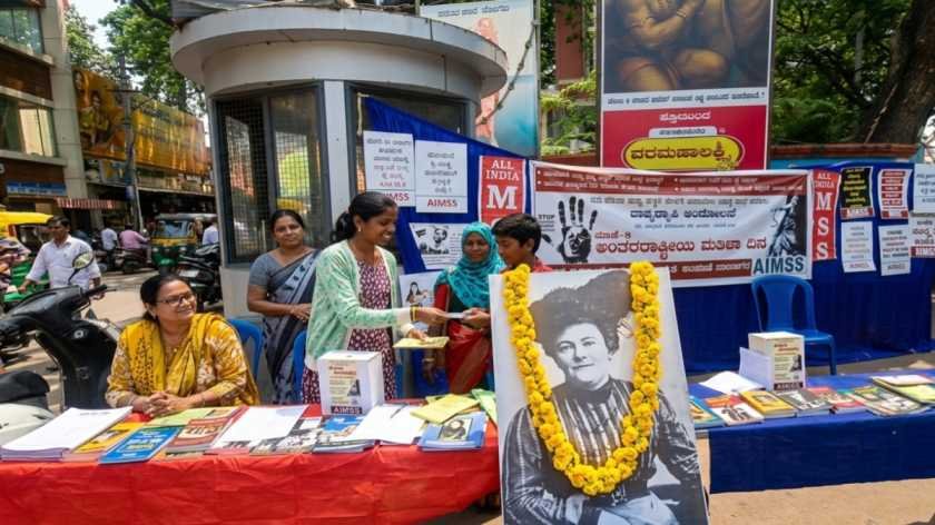 ದಾವಣಗೆರೆ: ಮಹಿಳೆಯರ ಮೇಲಿನ ದೌರ್ಜನ್ಯ ಮುಕ್ತ ಸಮಾಜಕ್ಕೆ AIMSS ನಿಂದ ಸಹಿ ಸಂಗ್ರಹ ಅಭಿಯಾನ