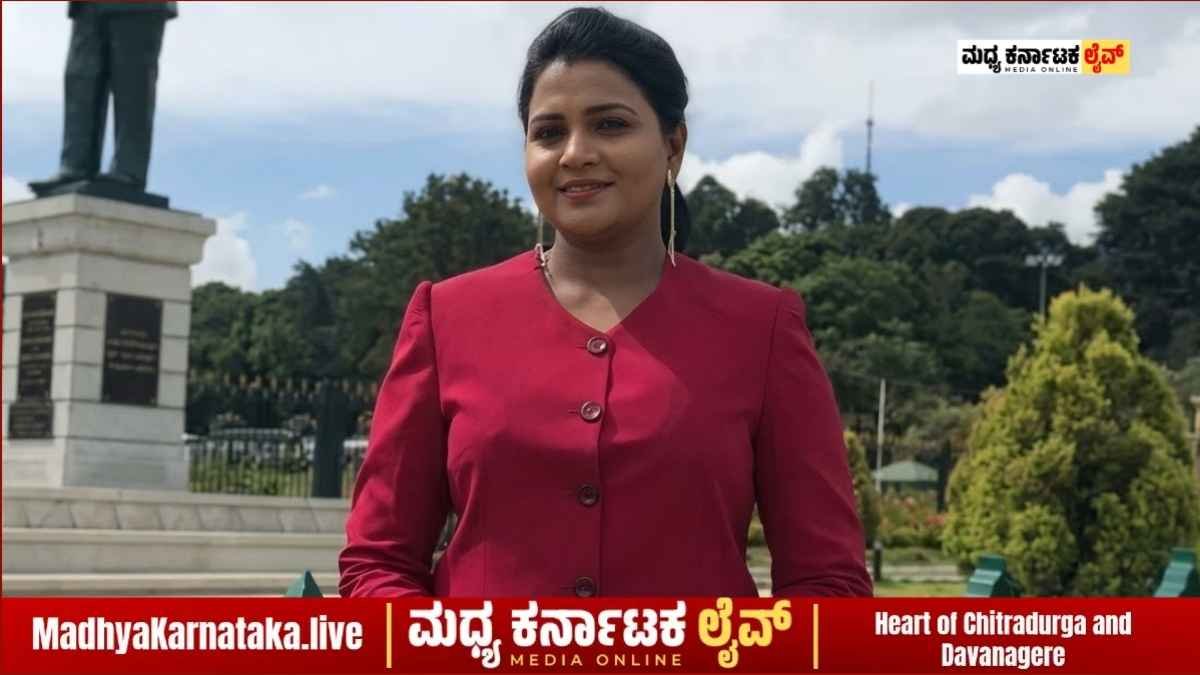 ದಾವಣಗೆರೆ ದಕ್ಷಿಣ ಉಪಚುನಾವಣೆಯ ಕಾಂಗ್ರೆಸ್ ಅಭ್ಯರ್ಥಿ ಸಮರ್ಥ್ ಶಾಮನೂರು ಮತ್ತು ಪತ್ರಕರ್ತೆ ಡಾ. ನಾಝಿಯಾ ಕೌಸರ್ ಅವರ ಭಾವಚಿತ್ರ.