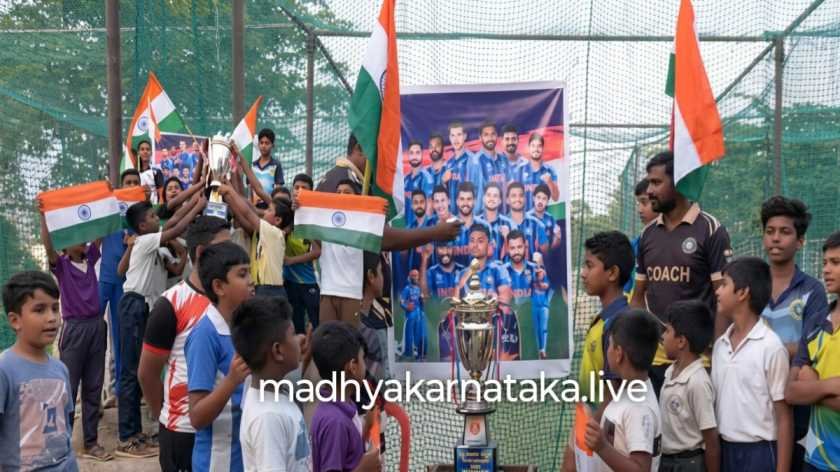 ಗೆದ್ದು ಬಾ ಭಾರತ: ದಾವಣಗೆರೆಯಲ್ಲಿ ಟೀಮ್ ಇಂಡಿಯಾ ಗೆಲುವಿಗಾಗಿ ಕ್ರಿಕೆಟ್ ಅಭಿಮಾನಿಗಳಿಂದ ಕ್ಷೀರಾಭಿಷೇಕ!