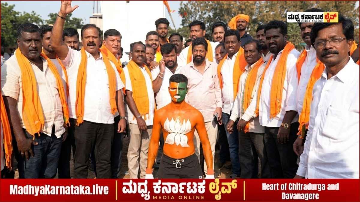 ದಾವಣಗೆರೆಯಲ್ಲಿ ದೇಹಕ್ಕೆ ಕೇಸರಿ ಬಣ್ಣ ಬಳಿದುಕೊಂಡು ಎದೆಯ ಮೇಲೆ ಬಿಜೆಪಿಯ ಕಮಲದ ಚಿಹ್ನೆ ಬಿಡಿಸಿಕೊಂಡಿರುವ ಯುವಕ.