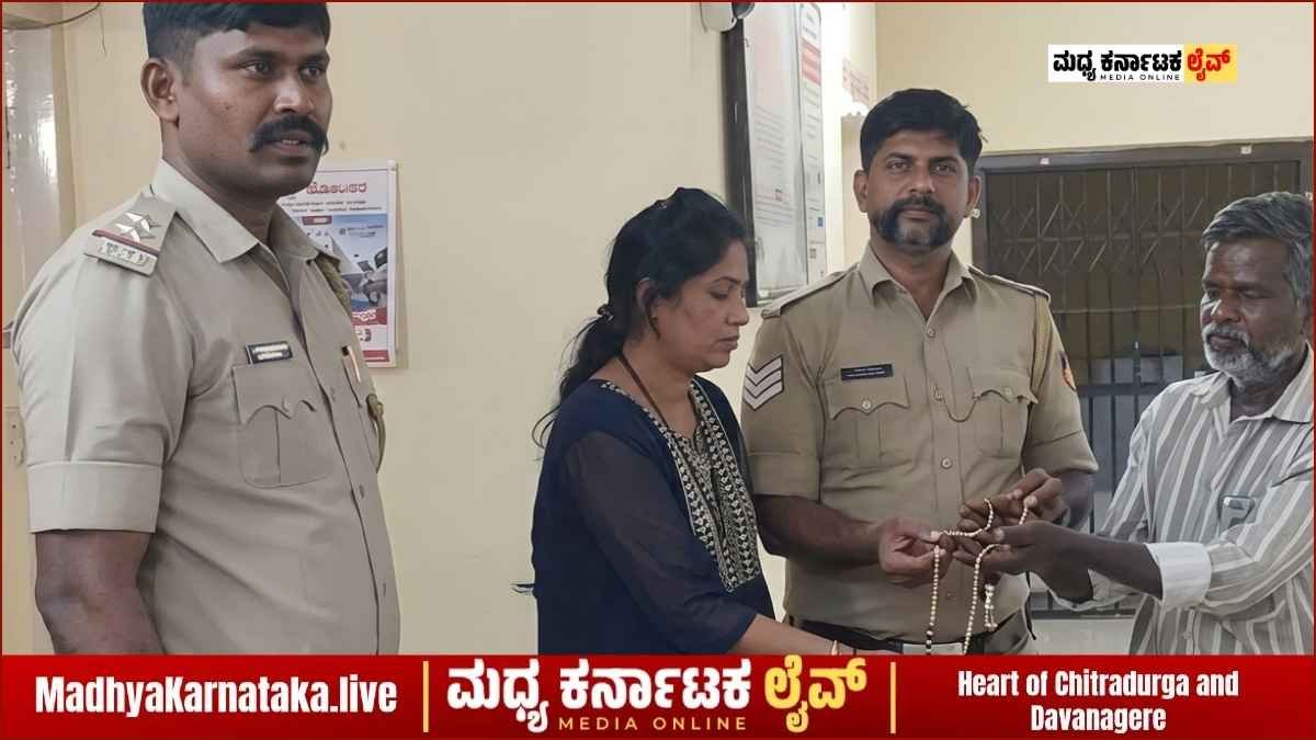 Honest auto driver Mallikarjun returning a lost gold chain to a couple at Nayakanahatti police station