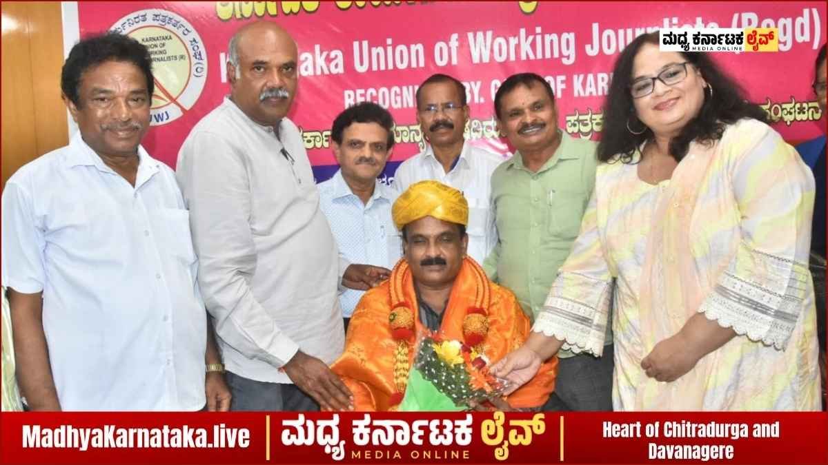 CM Media Advisor KV Prabhakar being felicitated at KUWJ event in Bengaluru