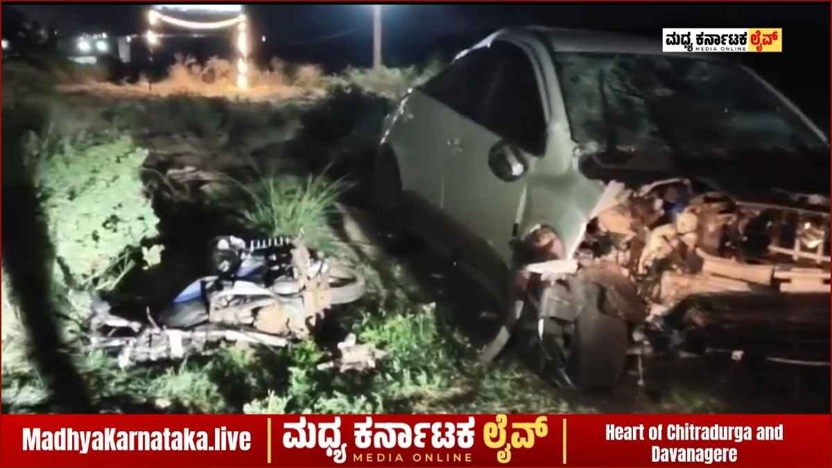 ಚಿತ್ರದುರ್ಗದ ತಮಟಕಲ್ಲು ಬಳಿ ನಡೆದ ಲಾರಿ, ಕಾರು ಮತ್ತು ಬೈಕ್ ಸರಣಿ ಅಪಘಾತದ ಸ್ಥಳ